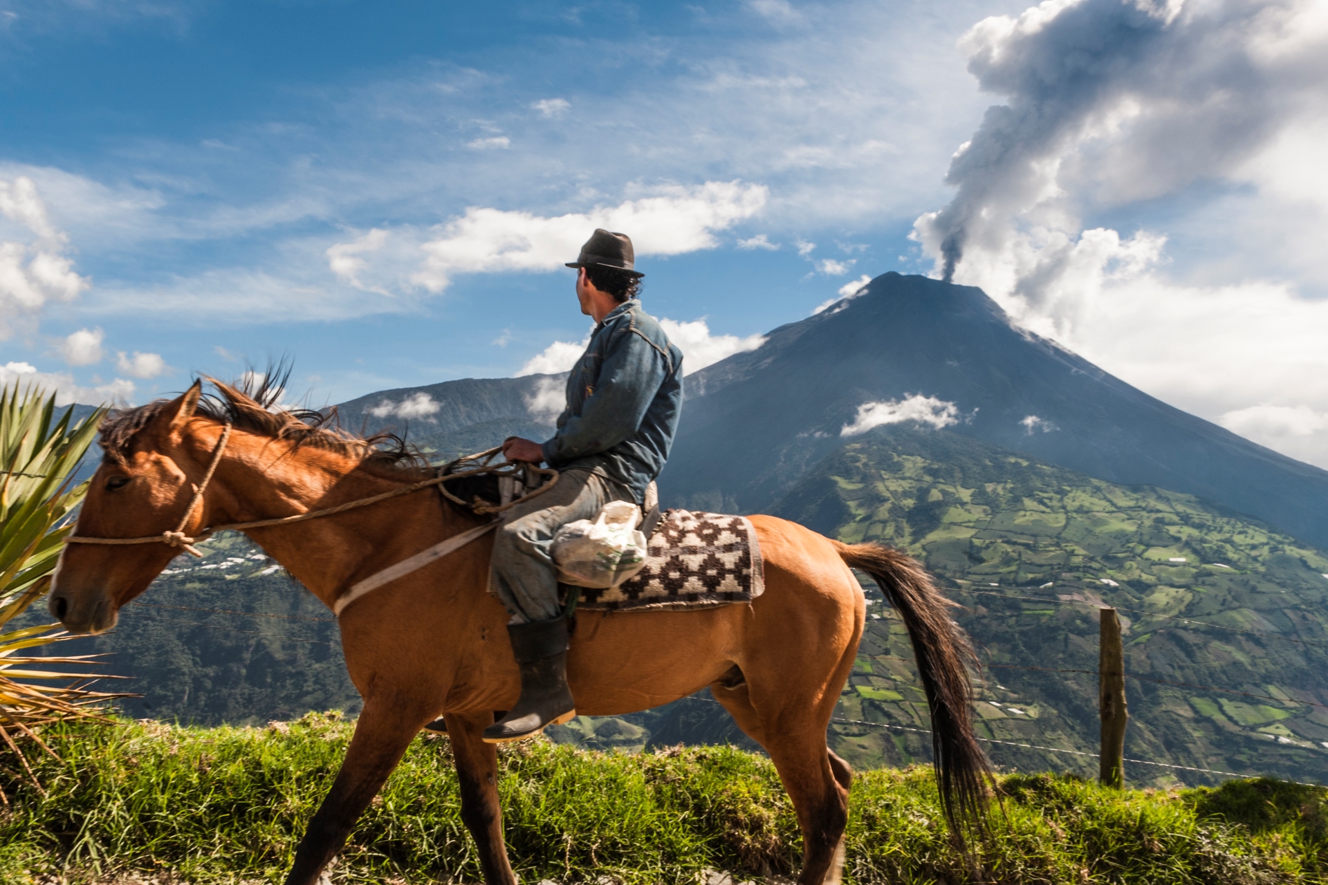 banos ecuador bauer auf einem pferd