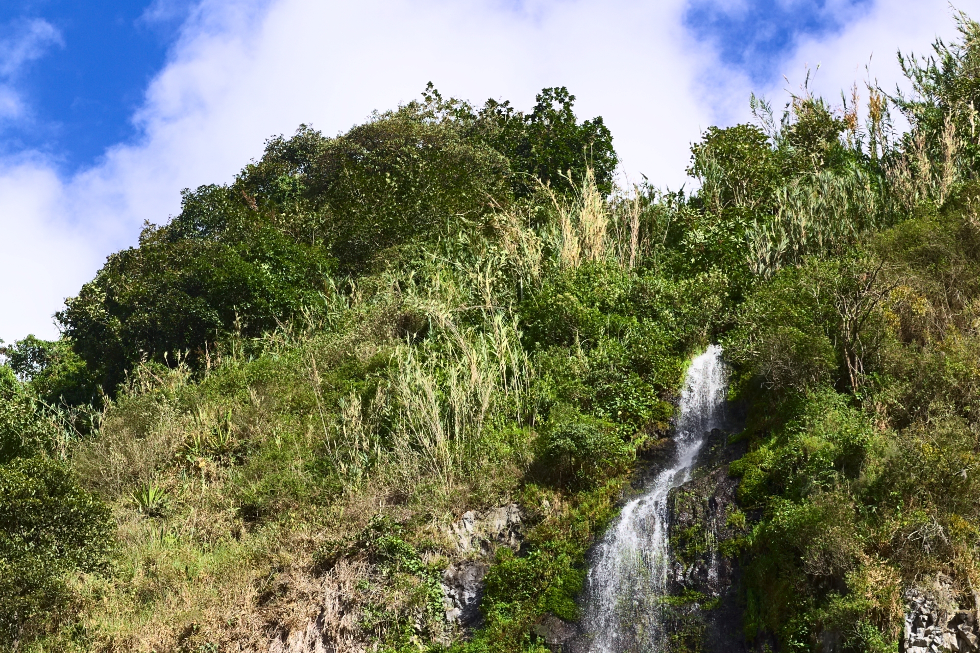 jungfraulicher wasserfall in banos equator
